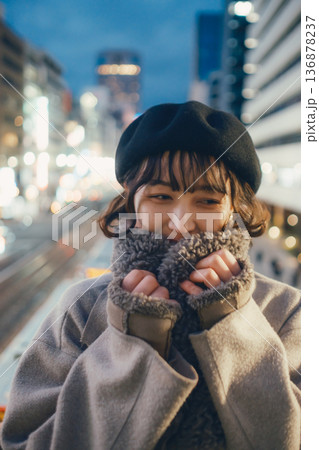 夜の都会で静かに目を閉じる30代日本人女性 136878237