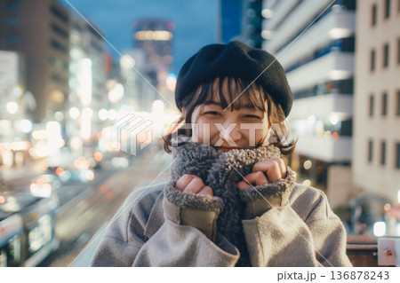 夜の都会で静かに目を閉じる30代日本人女性 夜の都会で静かに目を閉じる30代日本人女性 136878243