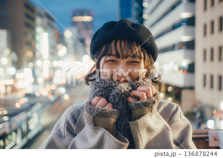 夜の都会で静かに目を閉じる30代日本人女性 136878244