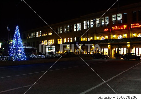 夜の近鉄宇治山田駅 136878286
