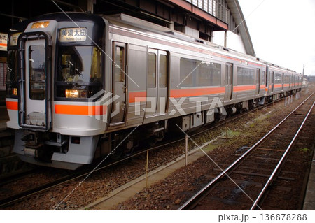高山本線の風景　キハ25系（美濃太田駅） 136878288