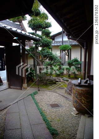 美濃市の町並み　旧山田家住宅（屋内） 136878302