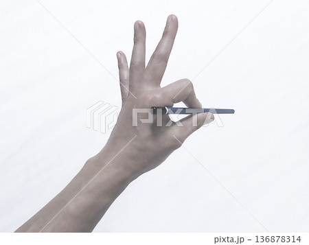 鉛筆持つ手 鉛筆持つ手 136878314