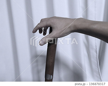 剣を携える手 136878317