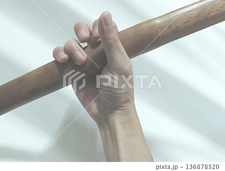 剣を持つ手 136878320