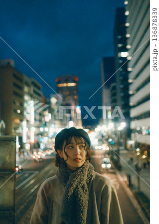 夜の都会に佇む30代日本人女性 136878339