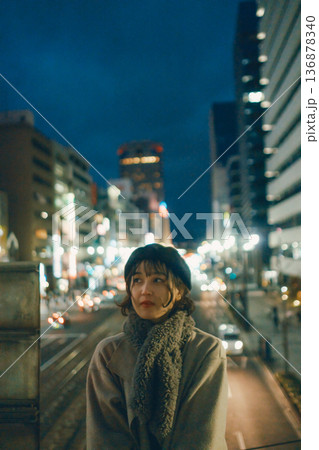 夜の都会に佇む30代日本人女性 136878340