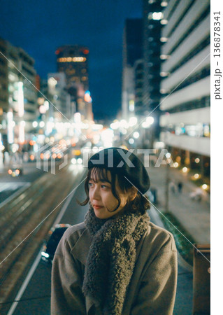夜の都会に佇む30代日本人女性 136878341