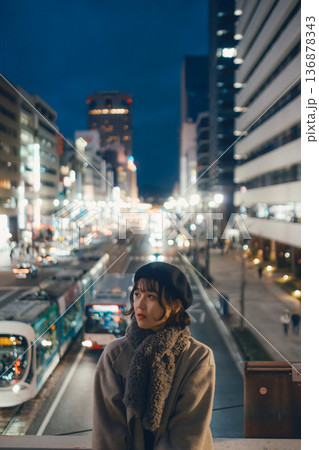 夜の都会に佇む30代日本人女性 136878343