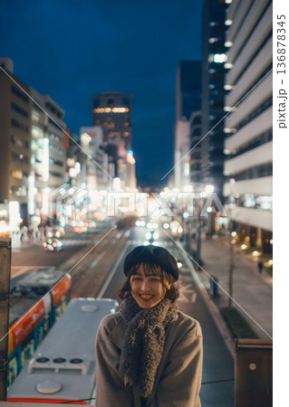 夜の都会に佇む30代日本人女性 136878345