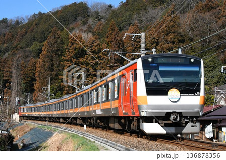 青梅に向けて青梅線をゆくE233系の回送列車(五日市線開業100周年記念ラッピング車) 青梅に向けて青梅線をゆくE233系の回送列車(五日市線開業100周年記念ラッピング車) 136878356