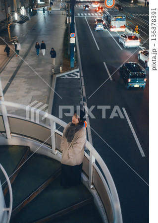 夜の歩道橋に佇む日本人女性 136878391