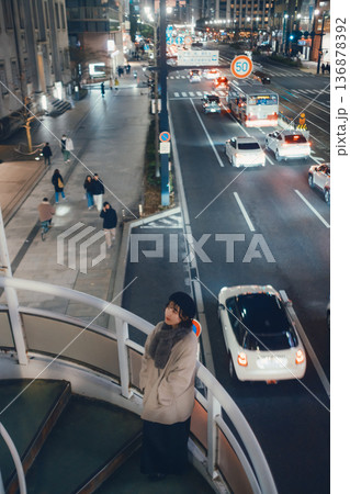 夜の歩道橋に佇む日本人女性 136878392