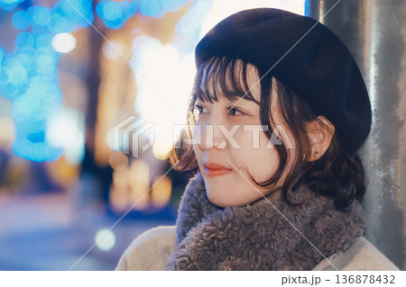 イルミネーションの前で目を閉じる女性 イルミネーションの前で目を閉じる女性 136878432