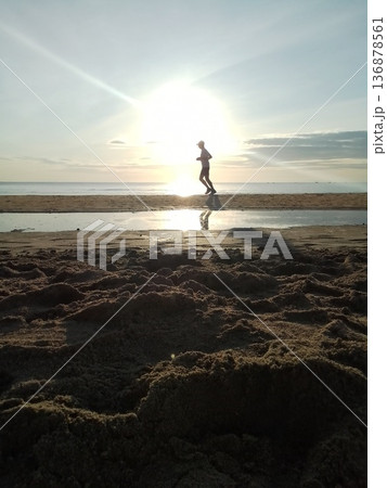 朝活 海辺でランニング ベトナムのダナン 朝活 海辺でランニング ベトナムのダナン 136878561