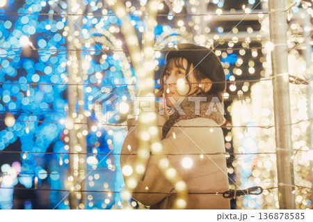 イルミネーションの前で佇む30代女性 136878585