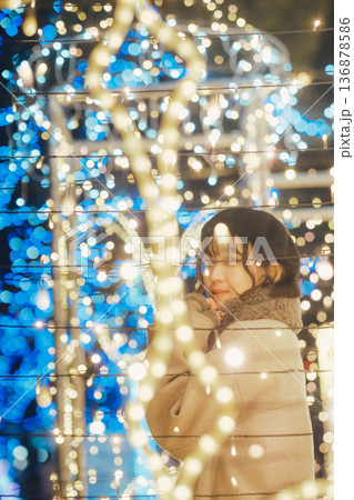 イルミネーションの前で佇む30代女性 イルミネーションの前で佇む30代女性 136878586
