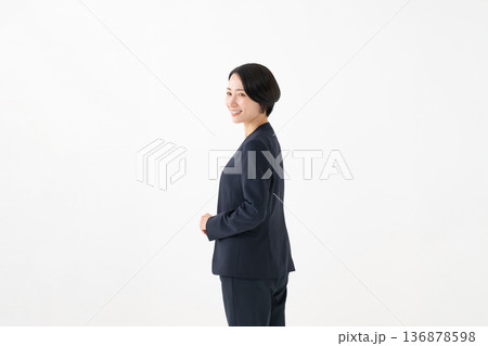 笑顔のビジネスウーマン 笑顔のビジネスウーマン 136878598