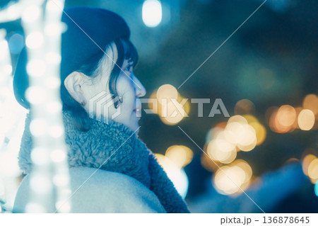 イルミネーションの前で佇む30代女性 イルミネーションの前で佇む30代女性 136878645