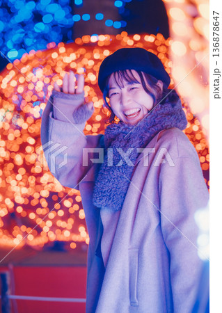 イルミネーションの前で佇む30代女性 イルミネーションの前で佇む30代女性 136878647