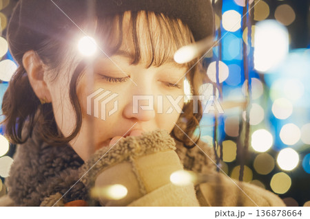 イルミネーションの前で佇む30代女性 イルミネーションの前で佇む30代女性 136878664