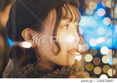 イルミネーションの前で佇む30代女性 136878667