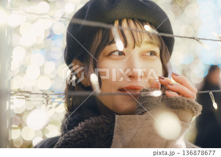 イルミネーションの前で佇む30代女性 イルミネーションの前で佇む30代女性 136878677