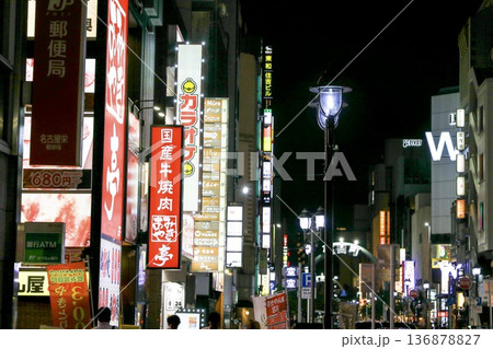 名古屋市、栄の繁華街の夜景 136878827