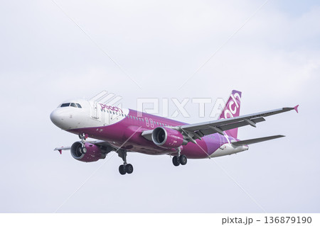 冬の仙台空港　着陸中の飛行機　宮城県名取市 136879190