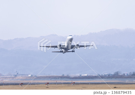 冬の仙台空港 離陸中の飛行機 宮城県名取市 冬の仙台空港 離陸中の飛行機 宮城県名取市 136879435