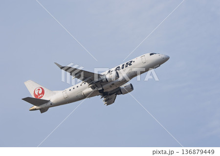 冬の仙台空港 離陸中の飛行機 宮城県名取市 冬の仙台空港 離陸中の飛行機 宮城県名取市 136879449