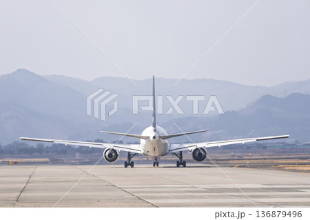 冬の仙台空港　タキシング中の飛行機　宮城県名取市 136879496