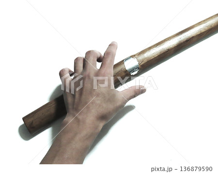 剣を携える手 136879590