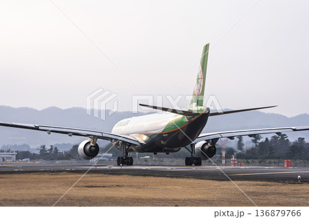 夕暮れの仙台空港 タキシング中の飛行機 宮城県名取市 夕暮れの仙台空港 タキシング中の飛行機 宮城県名取市 136879766