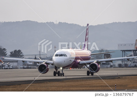 夕暮れの仙台空港　タキシング中の飛行機　宮城県名取市 136879767