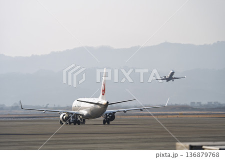 夕暮れの仙台空港　タキシング中の飛行機　宮城県名取市 136879768