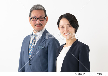 並ぶビジネスパーソン 136879850