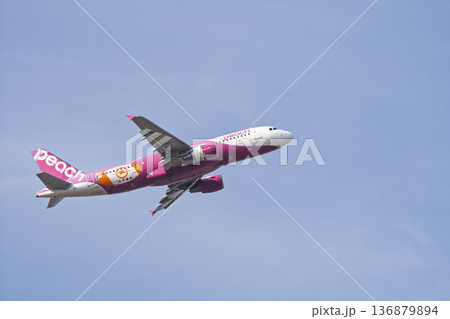 冬の仙台空港　離陸中の飛行機　宮城県名取市 136879894