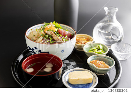 彩り鮮やかな海鮮丼 彩り鮮やかな海鮮丼 136880301