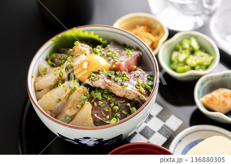 彩り鮮やかな海鮮丼 彩り鮮やかな海鮮丼 136880305