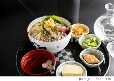 彩り鮮やかな海鮮丼 彩り鮮やかな海鮮丼 136880310