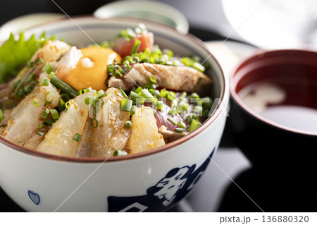 彩り鮮やかな海鮮丼 136880320