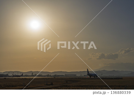 夕暮れの仙台空港 離陸中の飛行機 宮城県名取市 夕暮れの仙台空港 離陸中の飛行機 宮城県名取市 136880339