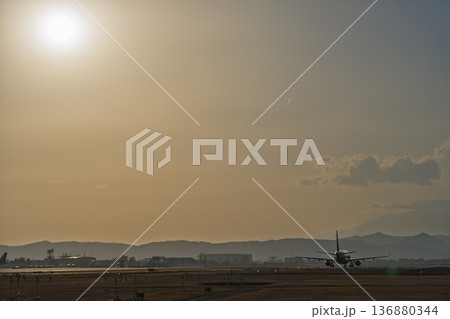 夕暮れの仙台空港　離陸中の飛行機　宮城県名取市 136880344