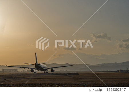 夕暮れの仙台空港　離陸中の飛行機　宮城県名取市 136880347