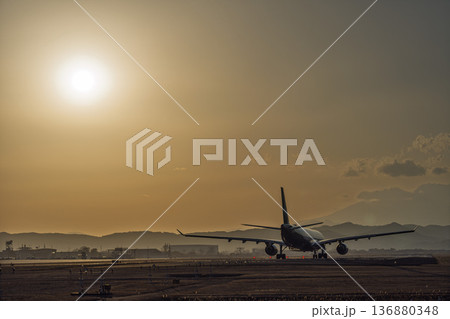 夕暮れの仙台空港　離陸中の飛行機　宮城県名取市 136880348