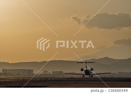 夕暮れの仙台空港　離陸中の飛行機　宮城県名取市 136880349