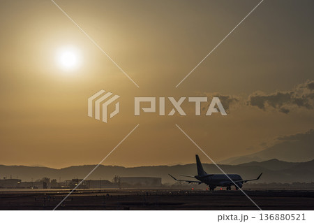 夕暮れの仙台空港　夕日とタキシング中の飛行機　宮城県名取市 136880521