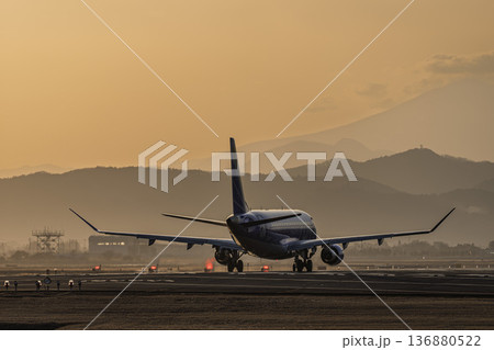 夕暮れの仙台空港　夕日とタキシング中の飛行機　宮城県名取市 136880522