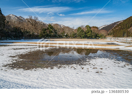 浅春のマキノ町の田園風景 滋賀県高島市 浅春のマキノ町の田園風景 滋賀県高島市 136880530